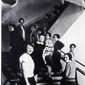 Studentinnen im Treppenhaus des Bauhausgebäudes