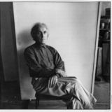 Hubert Petras sitzend fotografiert von Eva Mahn