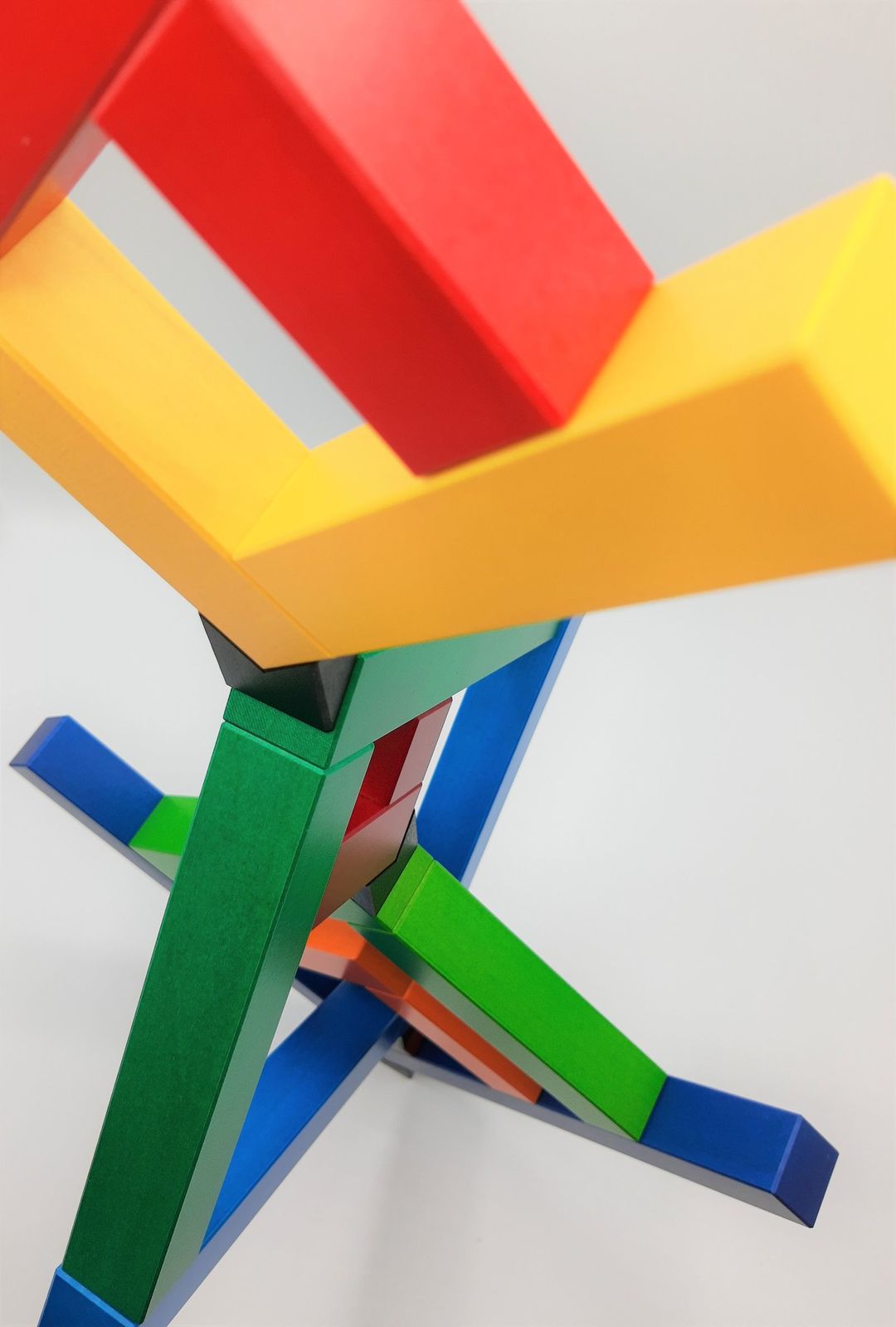 Angular ist ein Bauspiel des rechten Winkels und der Farben.