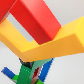 Angular ist ein Bauspiel des rechten Winkels und der Farben.