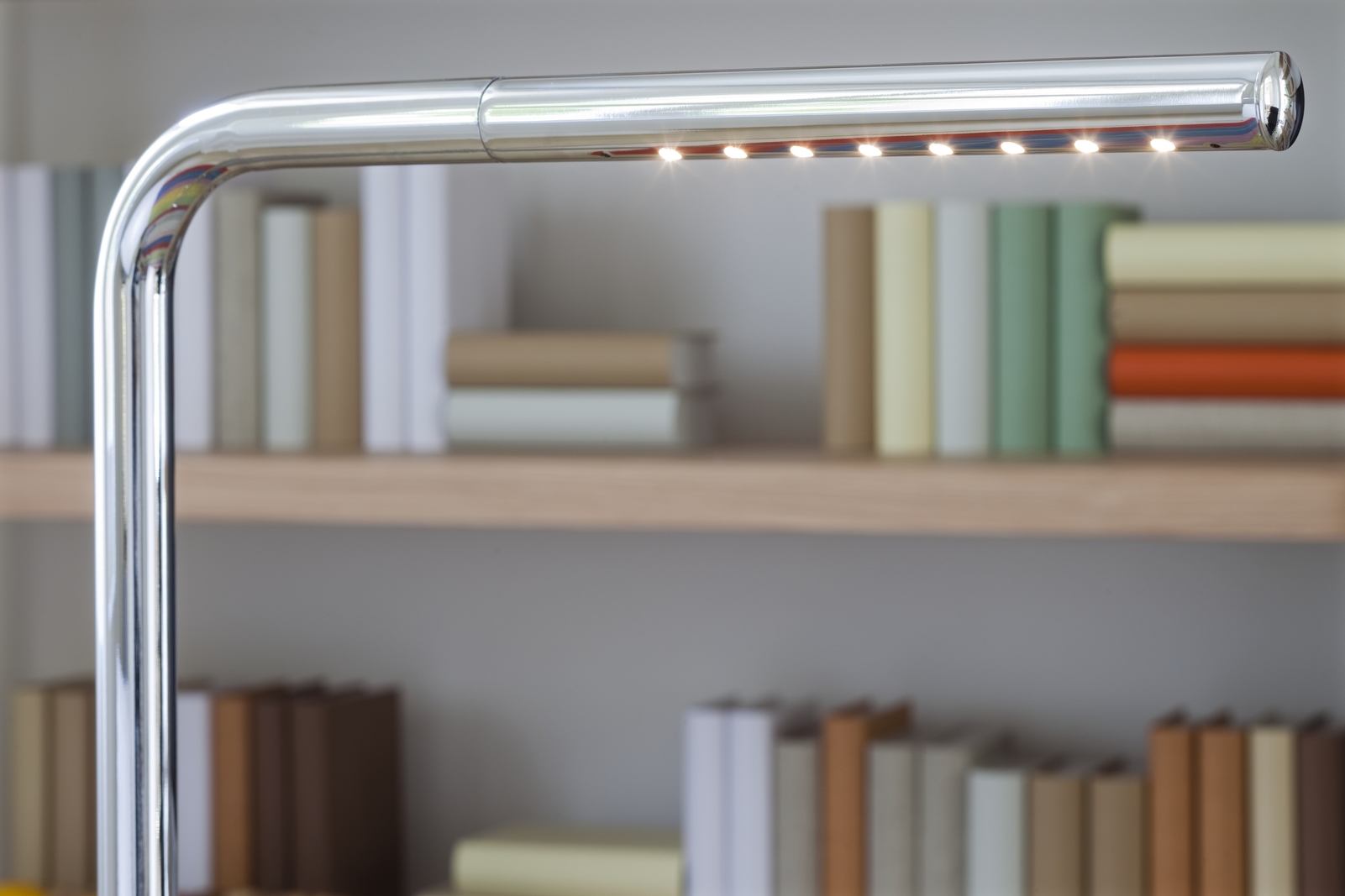 puristische Stahlrohr-Tischleuchte