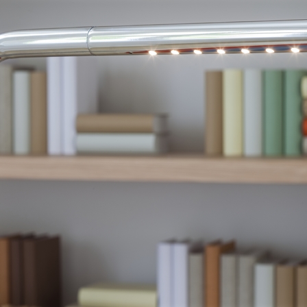 puristische Stahlrohr-Tischleuchte