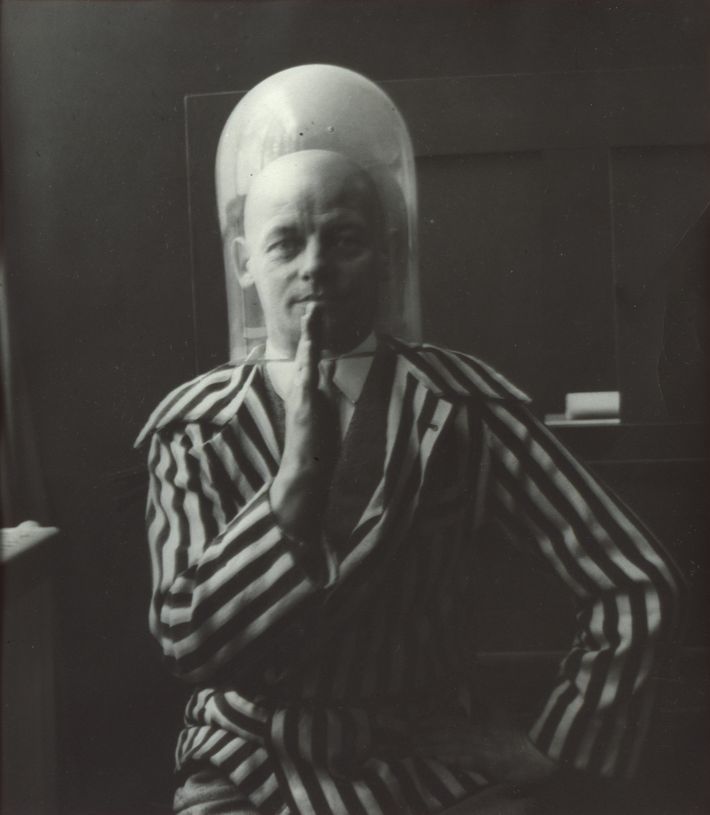 Oskar Schlemmer in einer Selbstinszenierung für die Mappe "9 jahre bauhaus. eine chronik" (Abschiedsgeschenk der Bauhäusler für Walter Gropius)