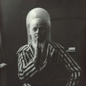 Oskar Schlemmer in einer Selbstinszenierung für die Mappe "9 jahre bauhaus. eine chronik" (Abschiedsgeschenk der Bauhäusler für Walter Gropius)