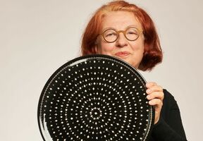 Großer Teller aus der Serie Ritz von hedig Bollhagen. Hier mit Ludmila von FORMOST