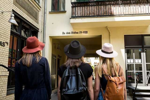 Schon immer waren die Hackeschen Höfe Marktplatz und damit Treiben bunten Lebens