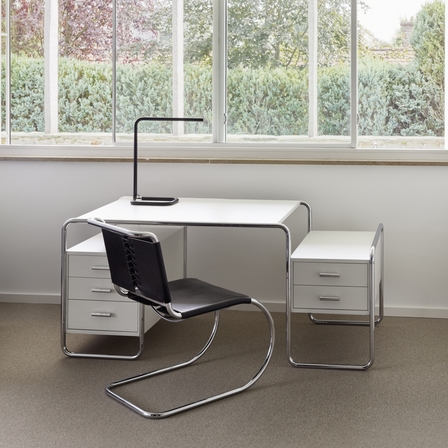 puristische Stahlrohr-Tischleuchte