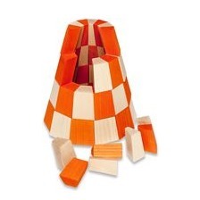 Bei diesem Kreativbaukausten und Lernspielzeug aus Holz "Schräge Kante" kommt alles Gute zusammen. Was Vater und Prof., Dekan und Spielzeugmacher Gerd Kaden entwirft, setzt sein Sohn auf höchstem Niveau um. Da verlassen wir mal die kühle Argumentation und geben zu: Wir sind Fans! Absolut!   KADEN Holzbausteine - Die schräge Kiste