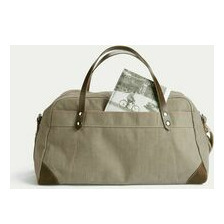 So schön kann Reisen sein. Die Weekender Reisetasche von Hack Lederware ist der deale Begleiter fürs verlängerte Wochenende. Hier trifft klassisches Segeltuch auf gutes Leder.    Hack Weekender Segeltuch mit Rindleder