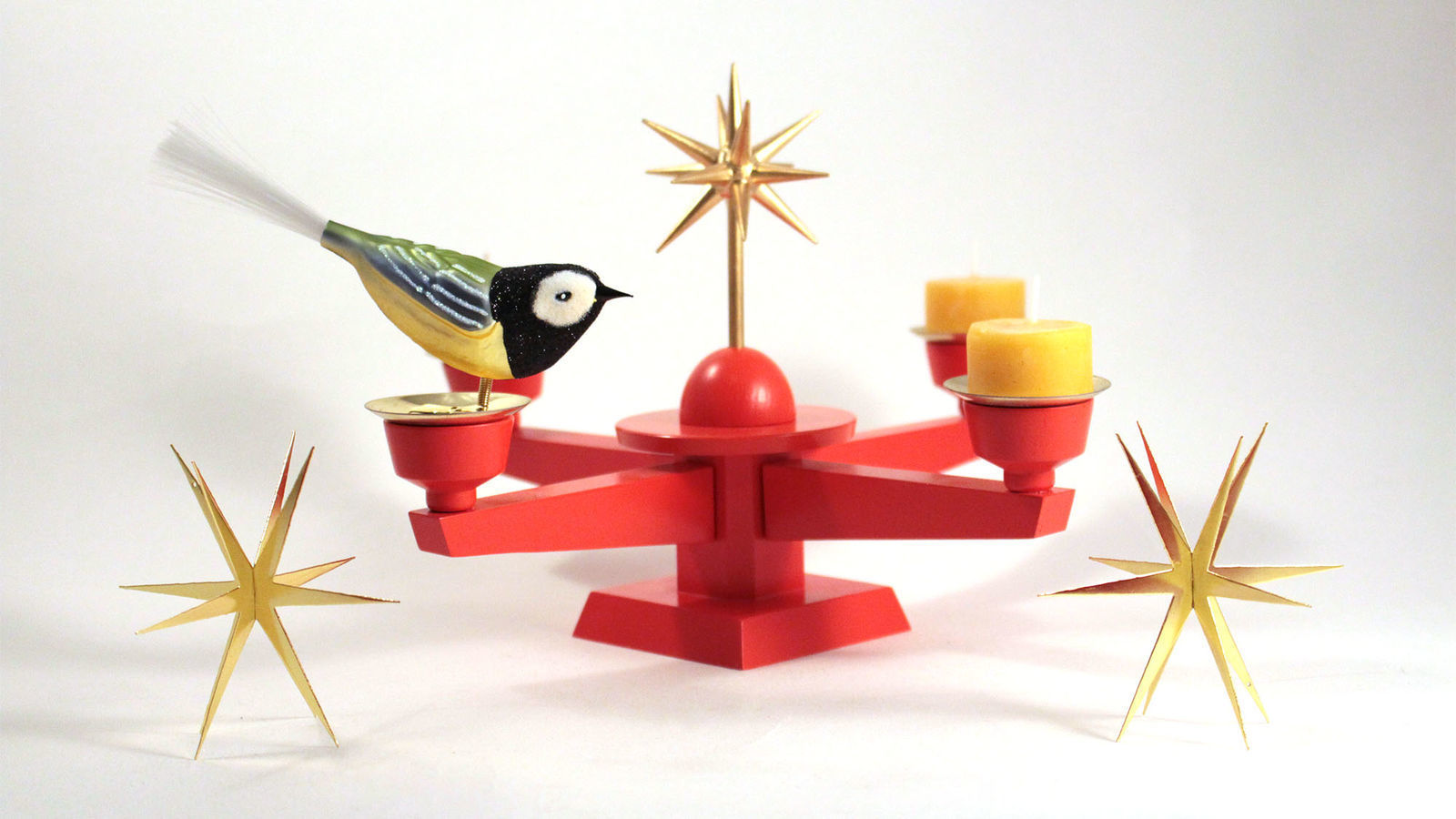 Glasvögel als abgefahrene Weihnachtsdekoration und rustikale Kerzenständer und Sterne