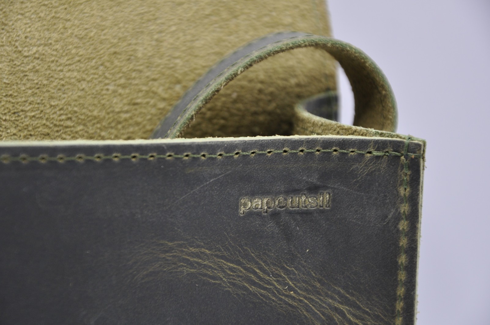 Brottasche Pistazie, Detail papoutsi! Logo