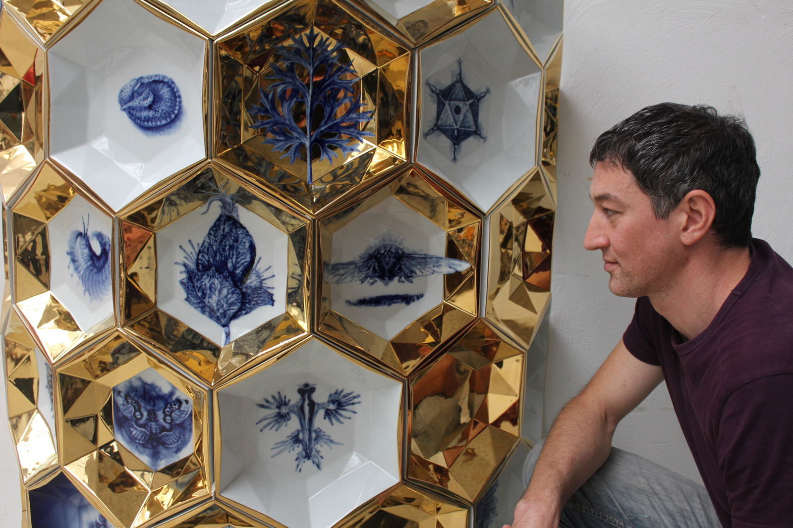 Alim Pasht-Han neben den ersten Wabenstücken der weltgrössten Porzellanvase