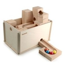 Das ist unser Kugelbahnklassiker, bestens durchdacht und gefertigt von "Kugelbahnpapst" Gerd Kaden, war sie nicht nur die Weltinnovation, sondern ist bis heute unsere erste Wahl. Für Kinder ab 2 Jahren.    KADEN Kugelbahn im Kasten, Größe XL