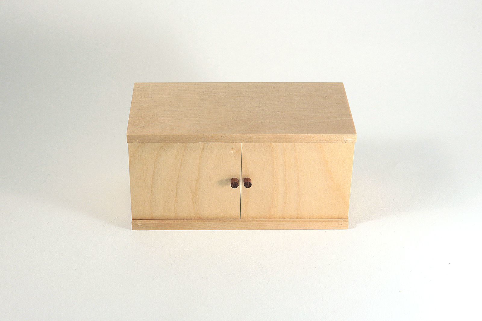 Geschlossen, verbirgt der Pferdestall dezent sämtliche Figuren