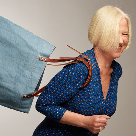 Andrea mit Einkaufstasche L von Hack Lederware