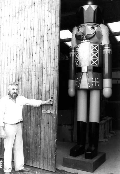 Ein riesiger Nussknacker in der Scheune