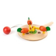 Die Pickhühner sind ein traditionelles Holzspielzeug aus Seiffen im Erzgebirge. Durch kreisende Bewegungen Ihrer Hand, schwingt die Kugel am Ende der Fäden und die drei Hühner picken abwechselnd mit einem klappernden Geräusch das Futter auf. Ein schönes Ostergeschenk.  Pickhühner aus dem Erzgebirge