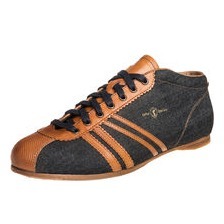 Dieser Zeha Berlin Schuh namens LIVERPOOL ist aus feinem japanischen Blaumann-Denim und farblich abgestimmtem Kalbsleder in der Farbe Cognac gefertigt. Lederschuh LIVERPOOL 833 jeansblau, Zeha Berlin