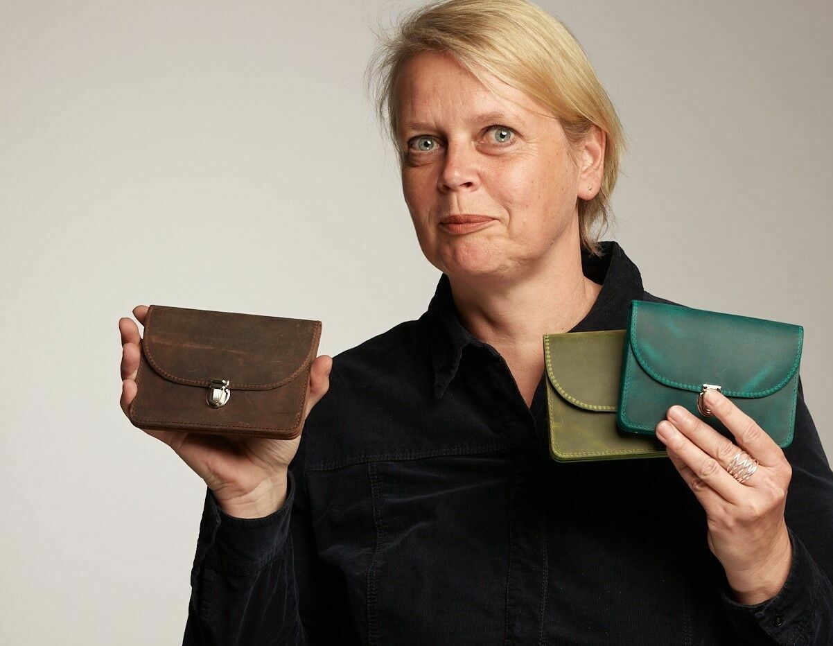 Kathrin aus unserem Berliner Laden mit der BORSA Geldbörse Größe M in Mocca, Pistacie und Petrol, weitere Farben gibt es im Laden 