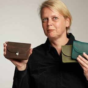 Kathrin aus unserem Berliner Laden mit der BORSA Geldbörse Größe M in Mocca, Pistacie und Petrol, weitere Farben gibt es im Laden 