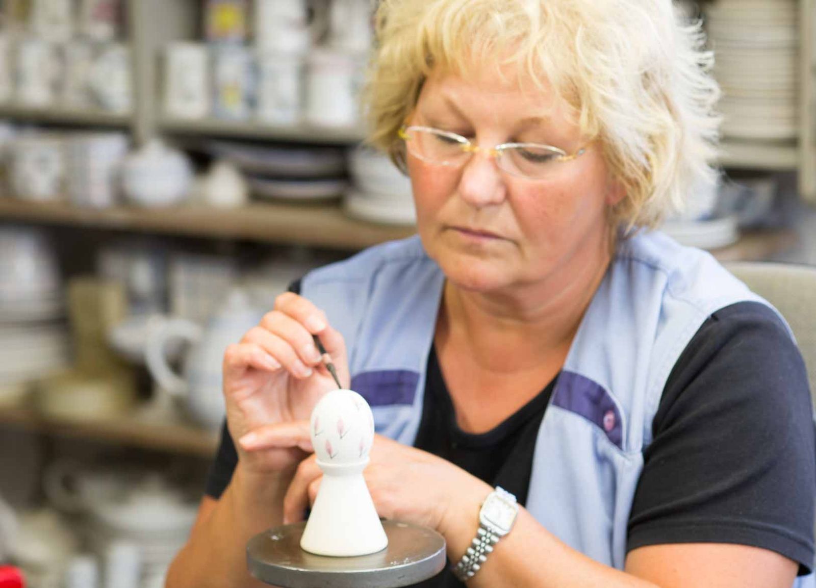 Mit viel Konzentration und Hingabe widmen sich die Malerinnen in der Manufaktur von Hedwig Bollhagen den Dekoren.