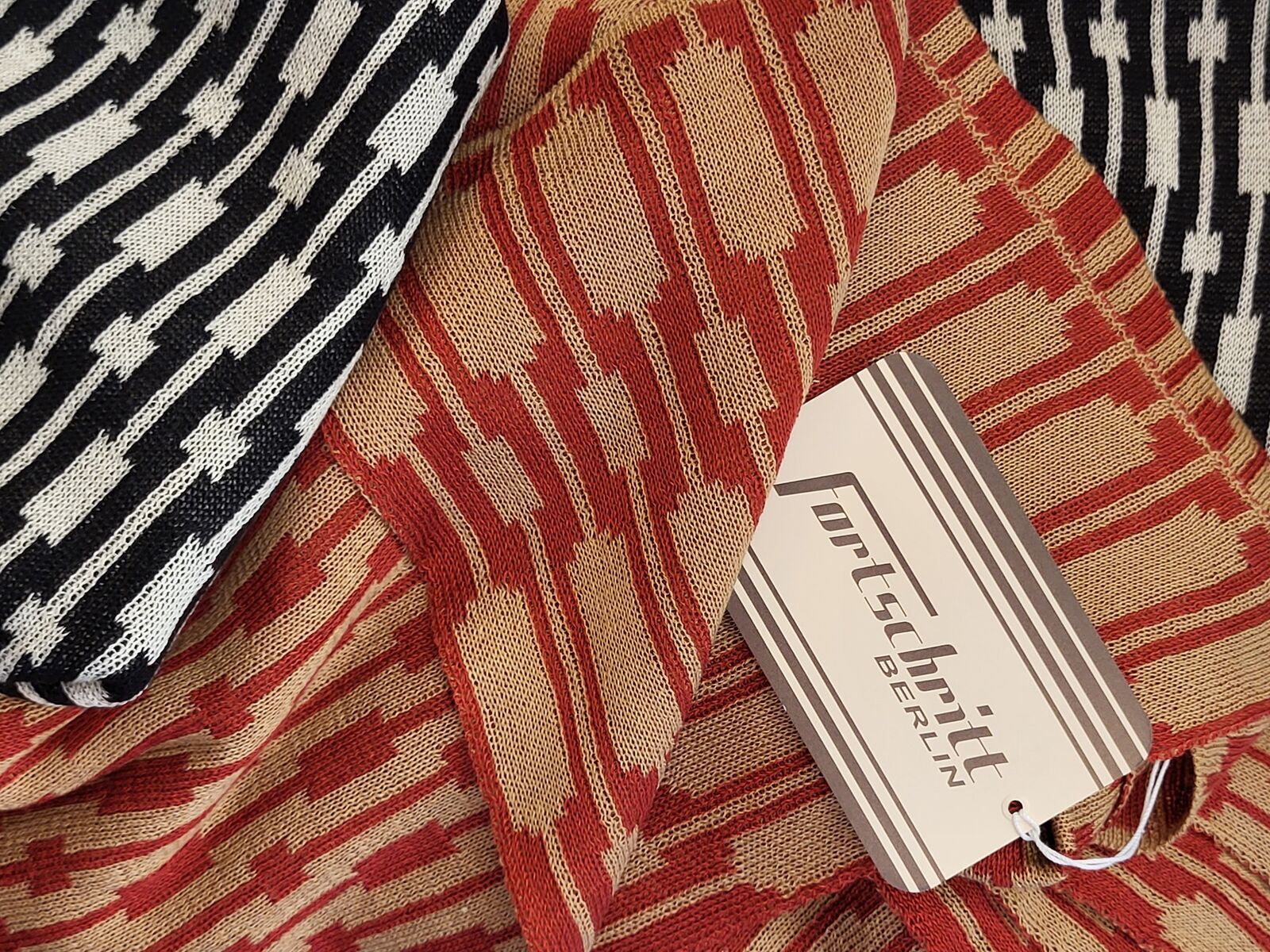 Fortschritt Schaltuch mit Muster Trespassers. 46% Seide & 54% Tencel®