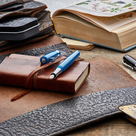 Kaweco nostalgischer STUDENT Füllhalter in blau, liegend offen