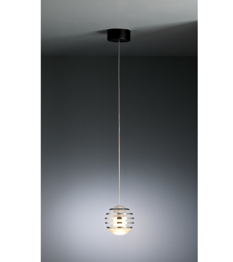 Die mehrfach preisgekrönte Pendelleuchte "Bulo" besticht vor allem durch ihr außergewöhnliches Design. Gewöhnliche Formen wie die Kugel zu durchbrechen, ja fast schon zu zerstören, um etwas gänzlich Neues entstehen zu lassen.