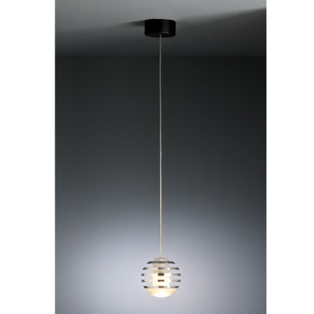 Die mehrfach preisgekrönte Pendelleuchte "Bulo" besticht vor allem durch ihr außergewöhnliches Design. Gewöhnliche Formen wie die Kugel zu durchbrechen, ja fast schon zu zerstören, um etwas gänzlich Neues entstehen zu lassen.