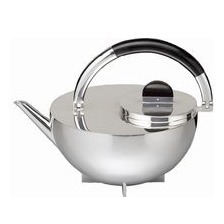 Die Teekanne "MBTK 24 Silber" der genialen Gestalterin Marianne Brandt ist ein originales Relikt aus Bauhauszeiten -  Konsequente Gestaltungselemente  sind die typischen Formen Kreis, Kugel und Quadrat. Dank Tecnolumen ist dieser Klassiker heute noch erhältlich.   Bauhaus Teekanne – MBTK 24, Sterling Silber