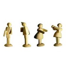 Die in Handarbeit produzierten Figuren aus Ahorn, entstehen aus mehreren Techniken, eine Kombination aus gedrechseltem Grundkörpern, geschnitten, geleimt, geschliffen und zusammengefügt . Die Arme, Flügel, Mäntel und Umhänge sind aus dünnen Holzplättchen gesägt und verleimt. Figurensatz