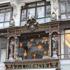 Die Söhne Josef und Ludwig Lobmeyr (1855–1917): Ludwig wird zum bedeutendsten Protagonisten der österreichisch-böhmischen Glasherstellung und präsentiert das Unternehmen auf den ersten Weltausstellungen. 