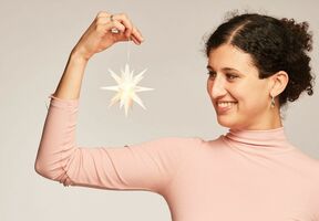 Frau mit Herrnuter Stern 