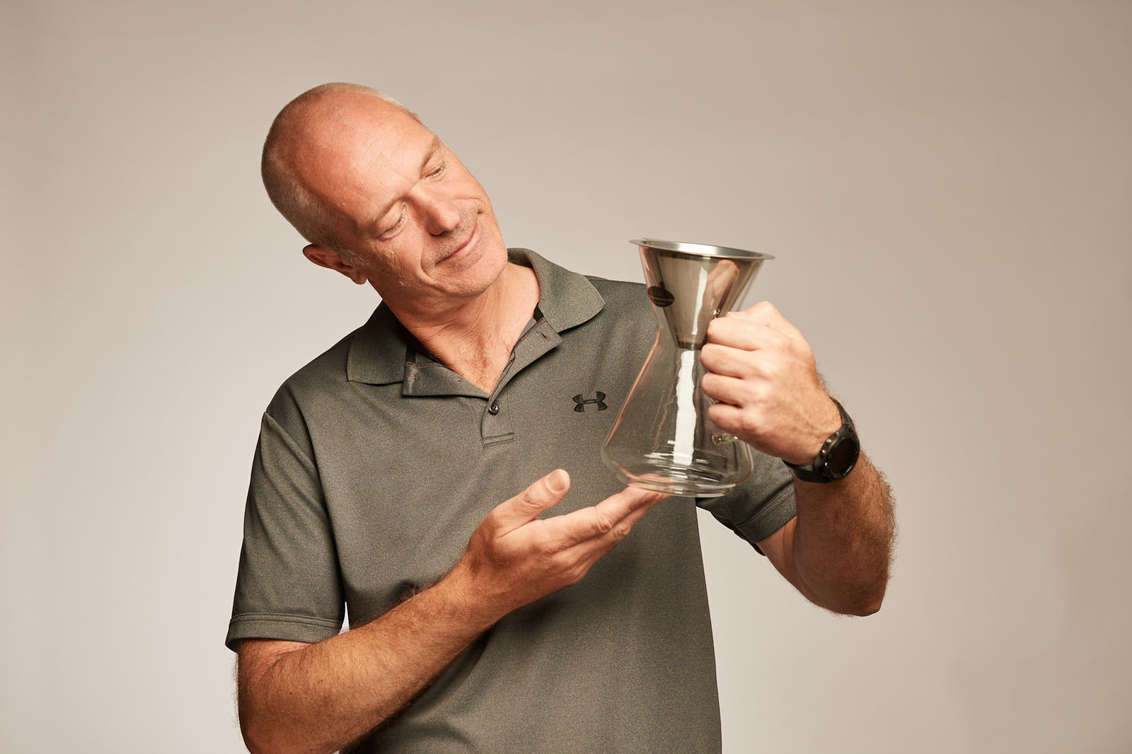 prüft den Kaffeebereiter