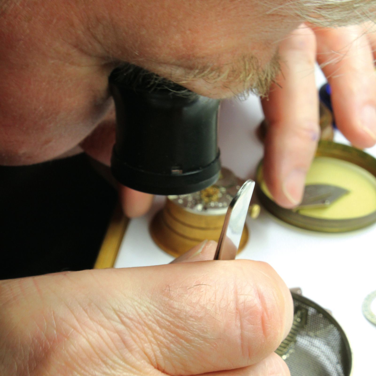 Das Herz einer Uhr ist sein Uhrwerk. Viele kleine Rädchen drehen sich präzise im Takt der Zeit. Würde nicht jemand Hand anlegen, wären komplexe Uhrwerke nicht umsetzbar. 