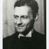 Seine Reflektorischen Lichtspiele gehören zu den abstrakt modernen Experimenten am frühen Bauhaus: Aus Schablonen geschnittene Kreise, Dreiecke und Quadrate bewegen sich zu Musik und verschmelzen miteinander. Ludwig Hirschfeld-Mack