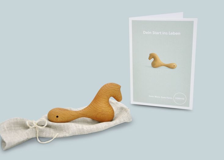  Bestandteile: Zartoy Babyrassel im Leinensäckchen Geschenkverpackung Grußkarte 