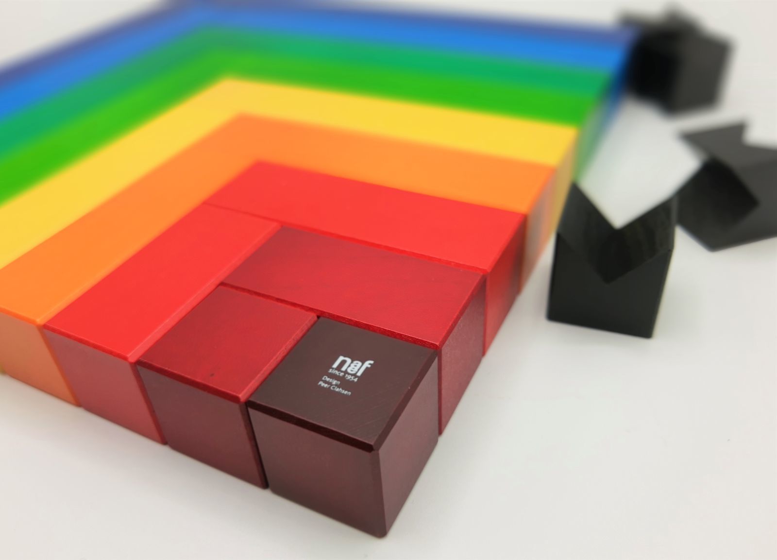 Angular ist ein Holzspiel des rechten Winkels und der Farben.