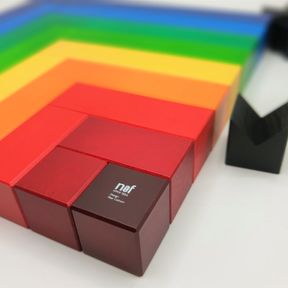 Angular ist ein Holzspiel des rechten Winkels und der Farben.