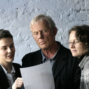 Die beiden Autorinnen mit dem Sprecher und Schauspieler Rolf Becker