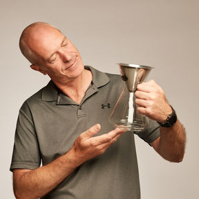 prüft den Kaffeebereiter