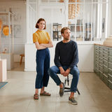 Julia Jessen, leidenschaftliche Produktdesignerin und Niklas Jessen, gelernter Zimmermann, studierter Architekt; beide lieben Licht, Materialität und die Formensprache der Natur. Mit interdisziplinären Ansatz pflegen sie eine ganzheitliche Denkweise und schaffen so die Verbindung zwischen Handwerk, Kunst und Design in ihrem Schneid Studio, wo sie mit lokalen HandwerkerInnen mit Kreativen an besonderen leuchten tüfteln.   Das Designer-Duo Schneid: Julia und Niklas Jessen