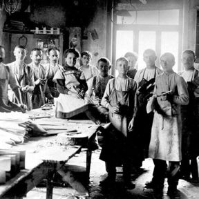 Die Belegschaft von OGAS um 1910, in der Mitte die Tochter des Firmengründers.