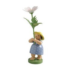 Blumenkinder - Mädchen mit Buschwindrose