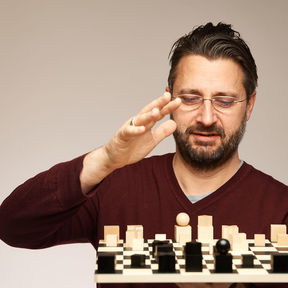 ...weiß seine strategischen Überlegungen nicht nur im Königsspiel einzusetzen.