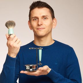 Sein geliebtes Rasierset RYTMO hat er zum Fototermin mitgebracht.