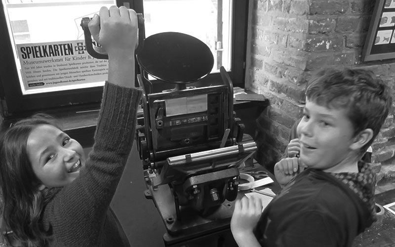 In der Museumswerkstatt kann jeder kräftig mit anpacken