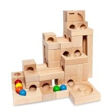 Das ist unser Kugelbahnklassiker in der Größe M. Bestens durchdacht und gefertigt von "Kugelbahnpapst" Prof. Dekan und Spielzeugmacher Gerd Kaden, war sie nicht nur die Weltinnovation, sondern ist bis heute unsere erste Wahl. Für Kinder ab 2 Jahren.   KADEN Kugelbahn im Kasten, Größe M