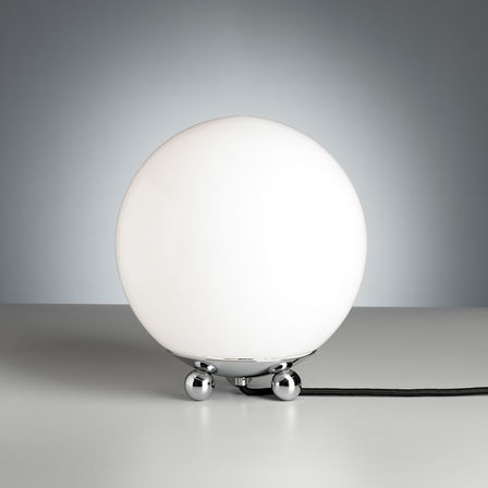 Art Déco Tischleuchte – AD32 von tecnolumen mit opaler Glaskugel
