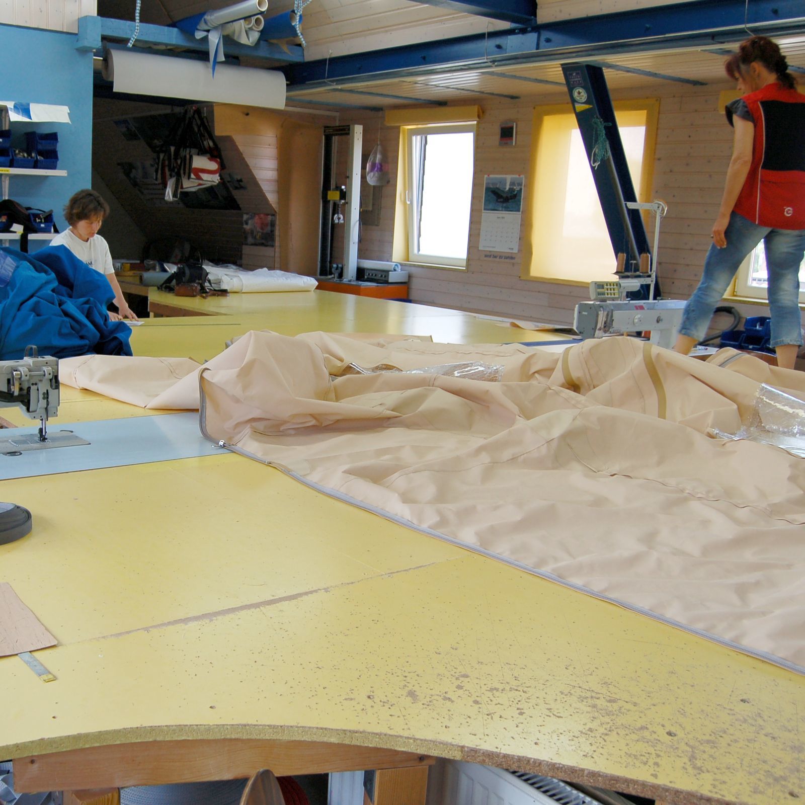 Die Segelmacherei ist undenkbar ohne Handarbeit. Die Unterschiedlichkeit des Materials und die Individualität jedes Bootes lässt eine maschinelle Arbeit kaum zu.